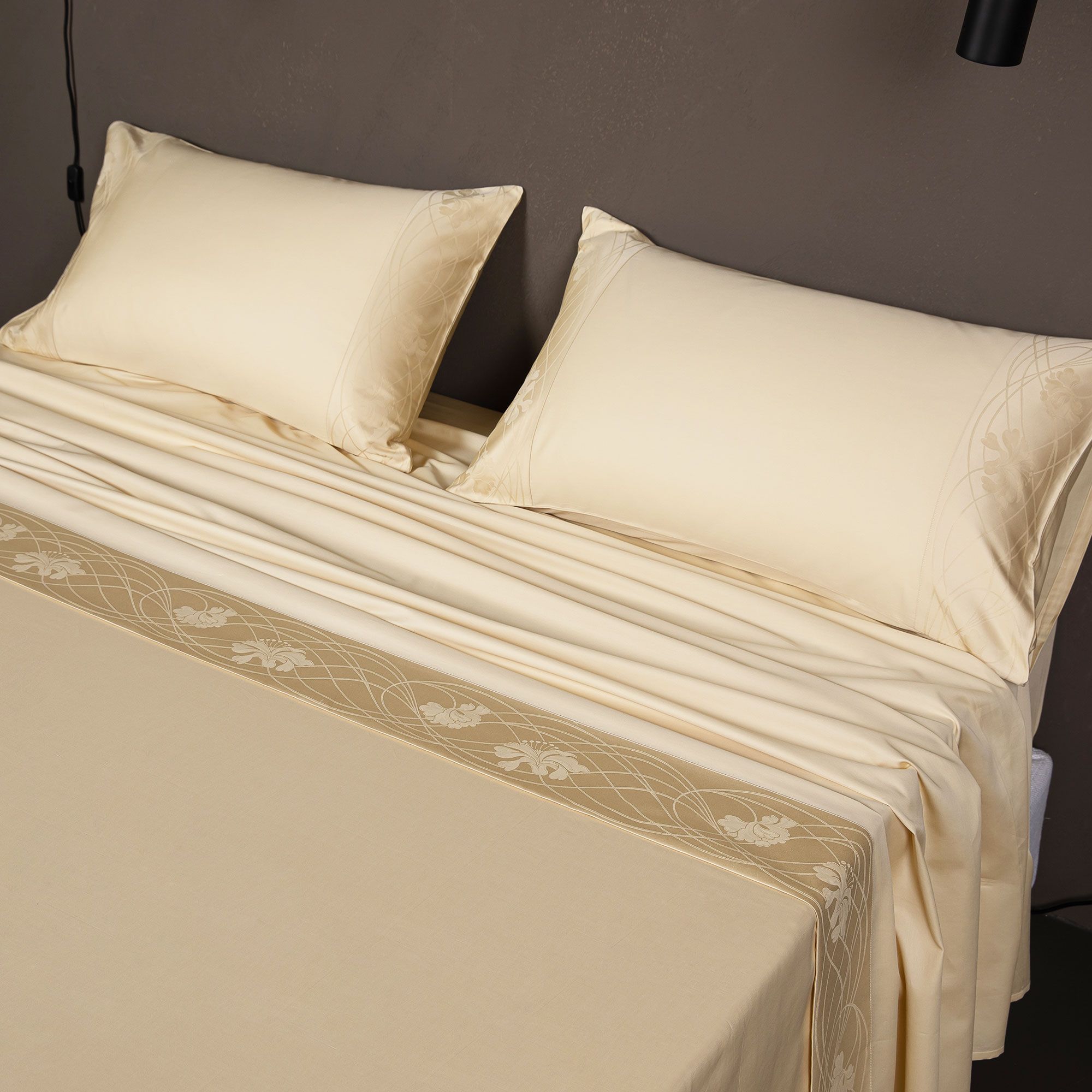 Ferò
Completo letto
Jacquard Luxury
in raso di cotone
