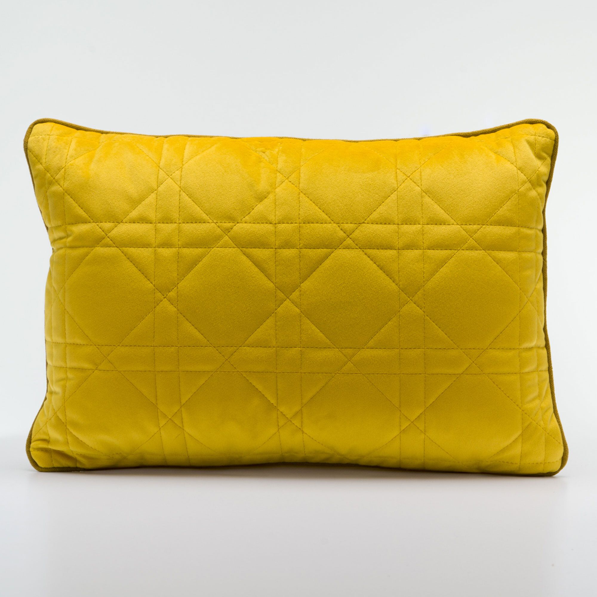 Maddalena Home
Cuscino rettangolare
rombo quadro
trapuntato
30 x 45 cm