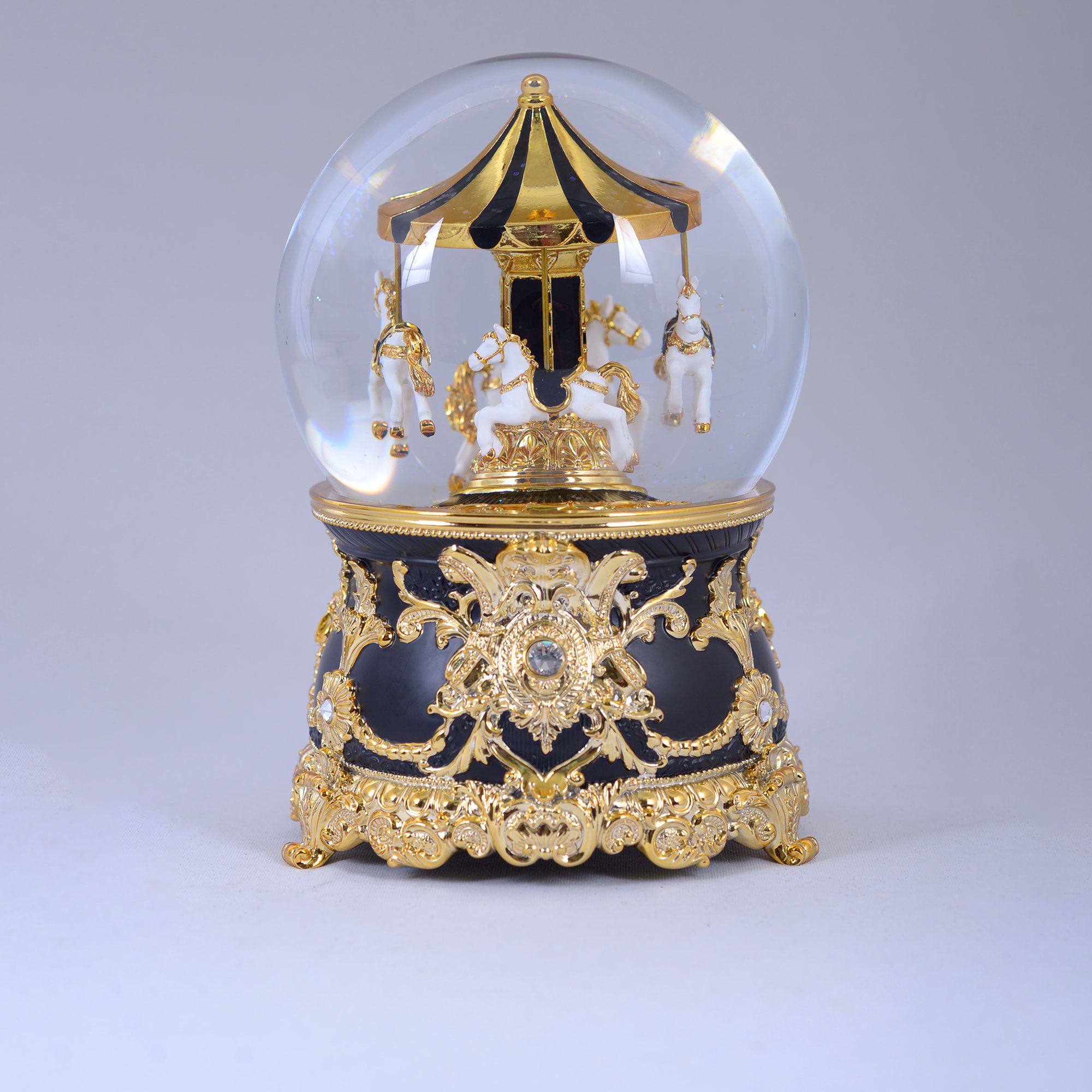 Il Mondo dei Carillon
Palla di neve
con giostra
dei cavalli