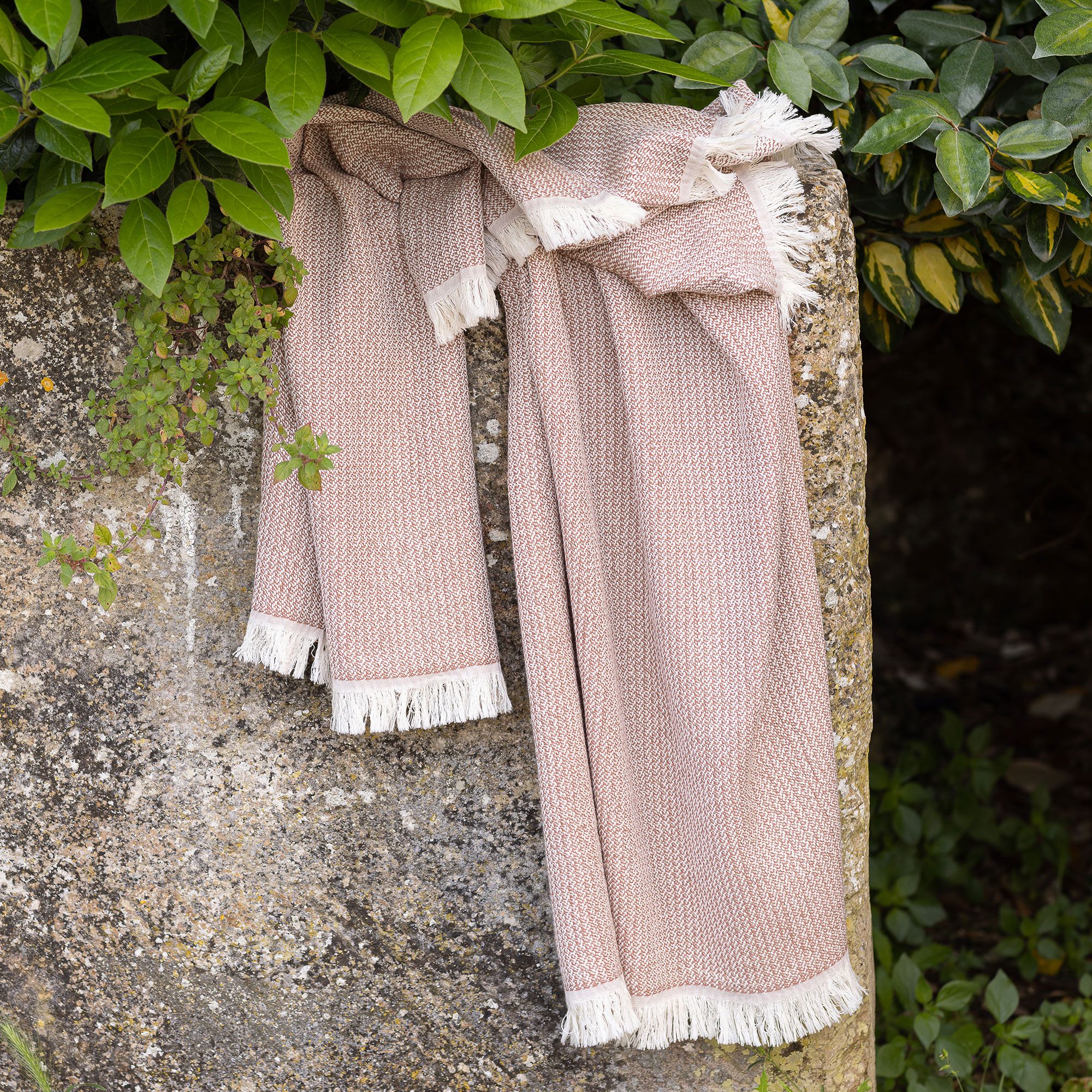 Ferò
2 asciugamani
jacquard tinto filo
in cotone con frange