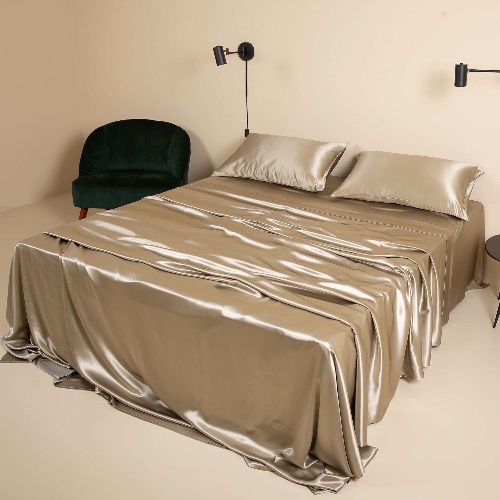 Ferò
Completo letto
matrimoniale in seta
con scatola regalo