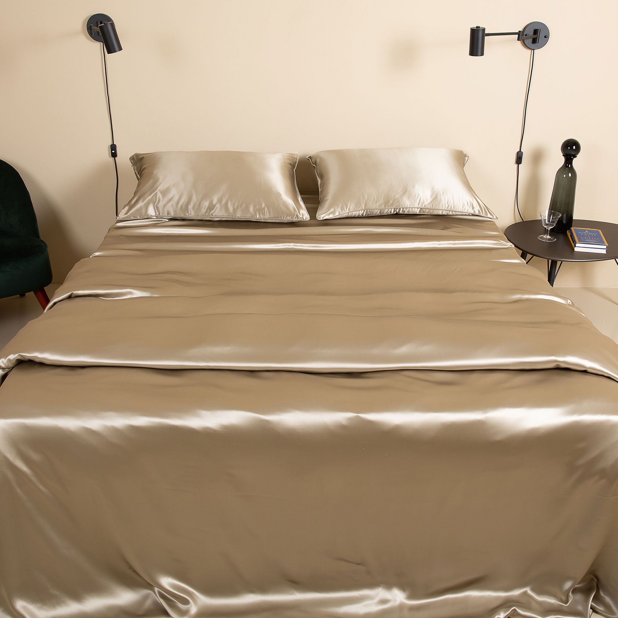 Ferò
Completo copripiumino
matrimoniale in seta
con scatola regalo