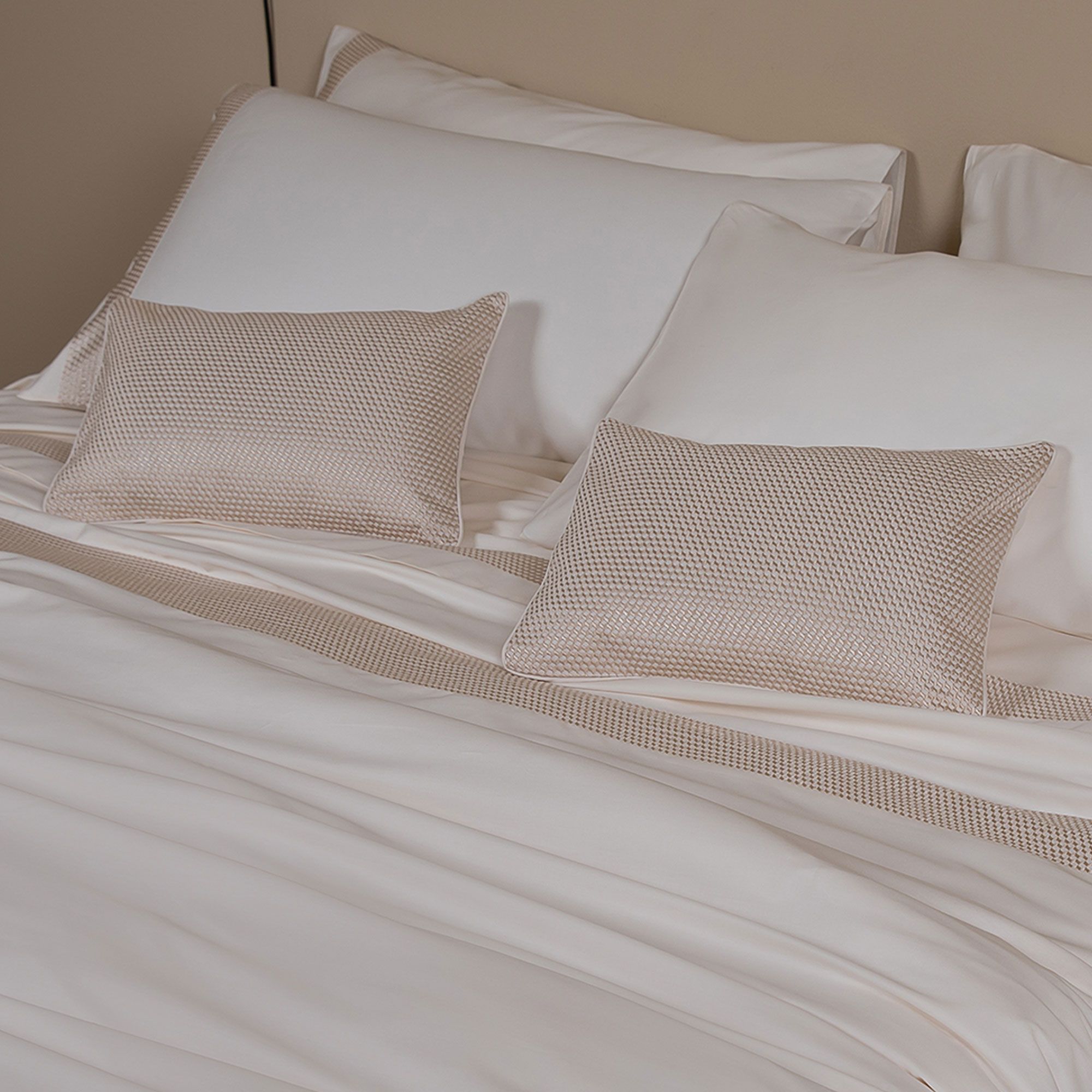 Ferò
Coppia di federe
in raso con ricamo
300TC 50x80cm