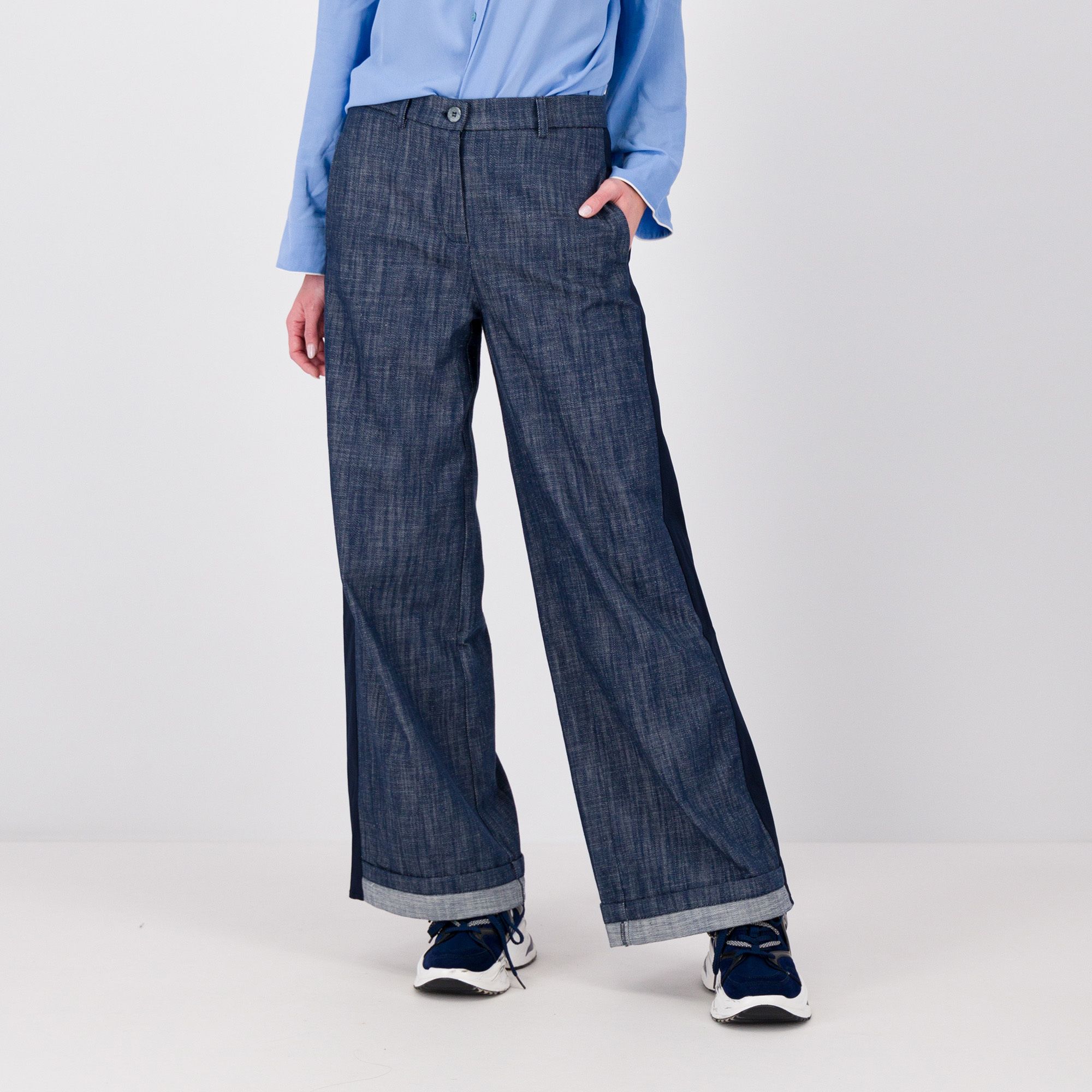 Image of Pantaloni jeans con inserto e risvolto al fondo