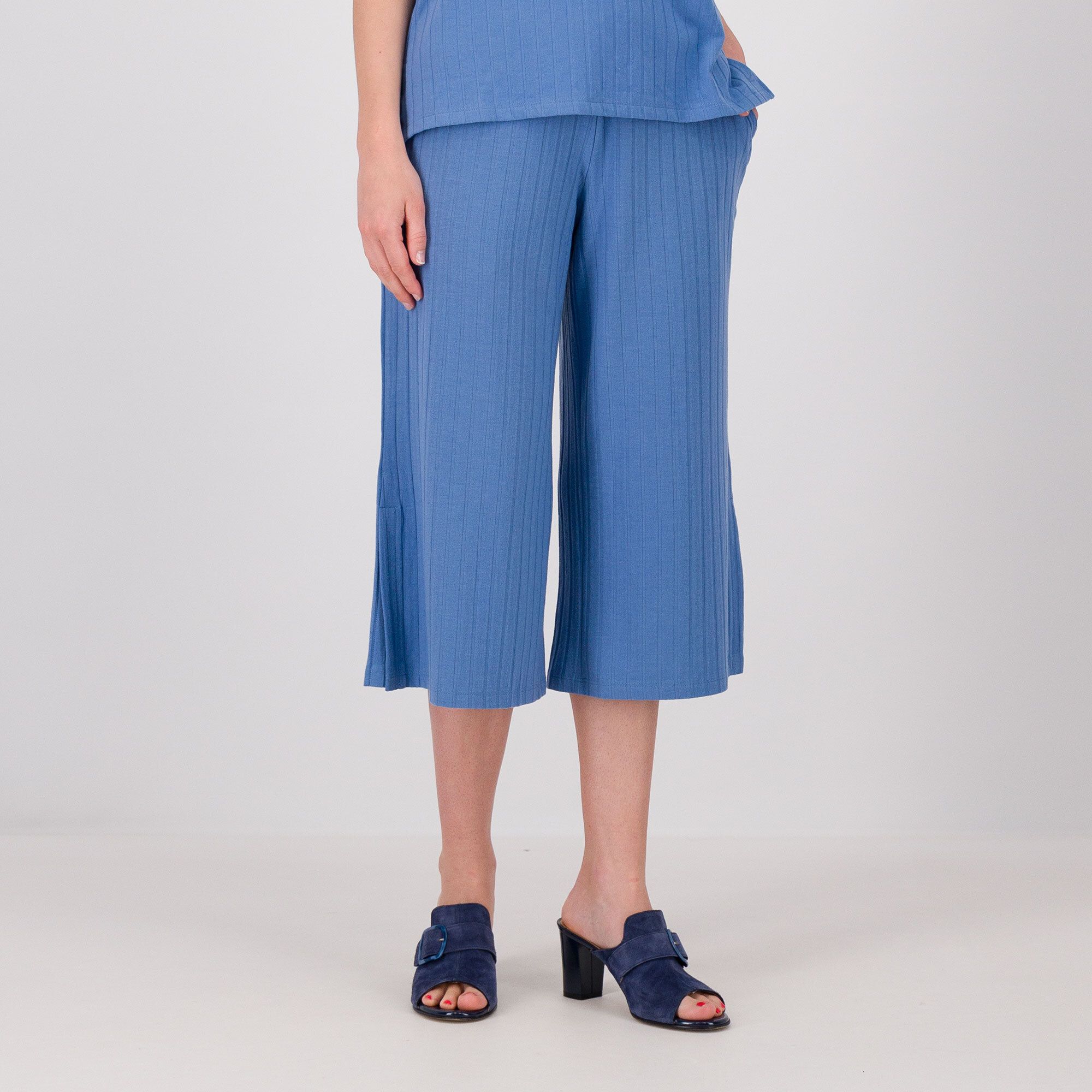 Image of Pantaloni cropped in maglia a coste con elastico in vita