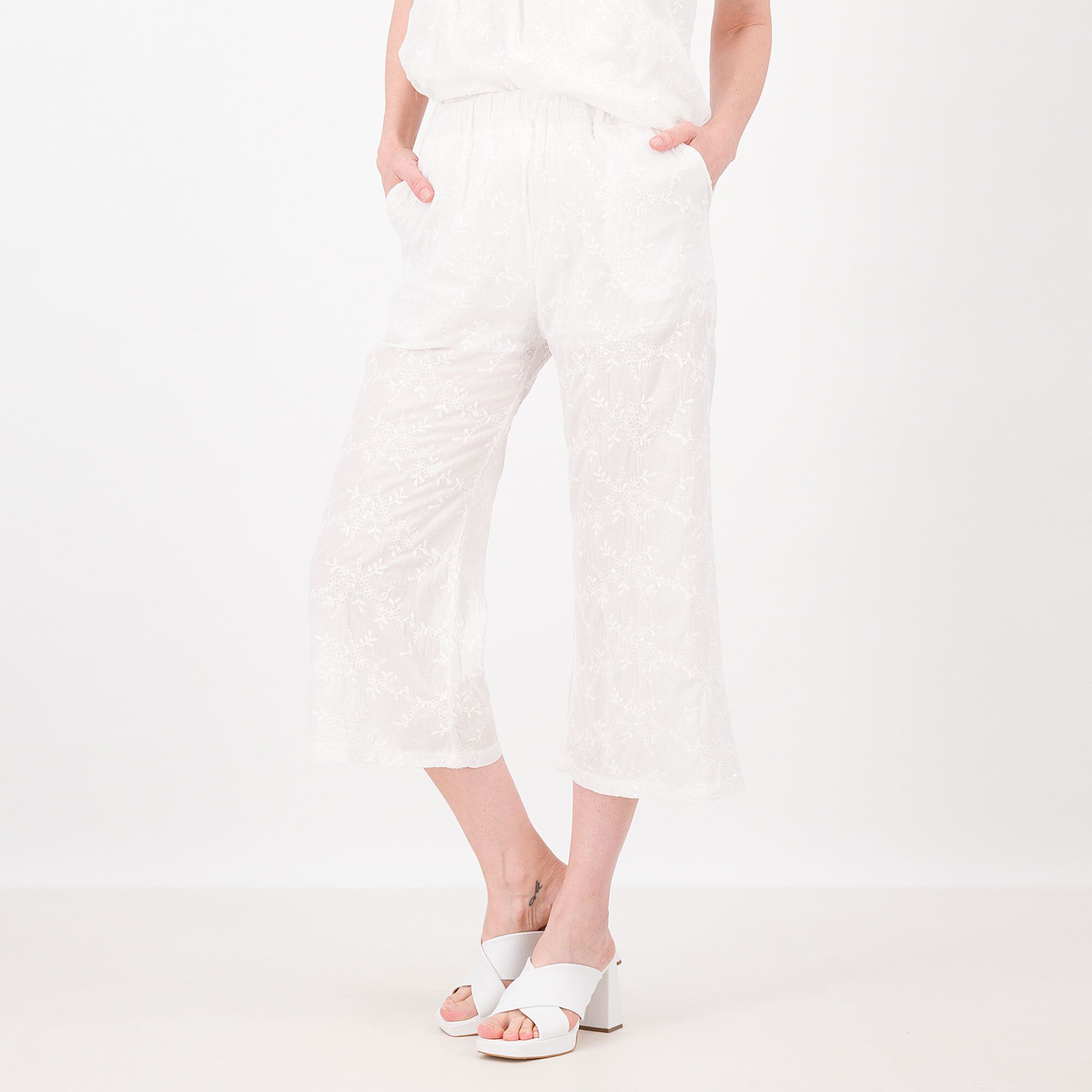 Image of Pantaloni cropped in cotone ricamato con paillettes