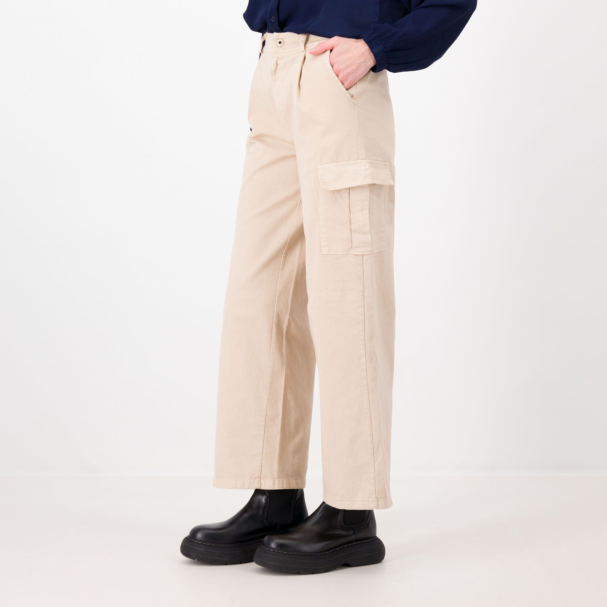Image of Pantaloni ampi in cotone con tasche cargo