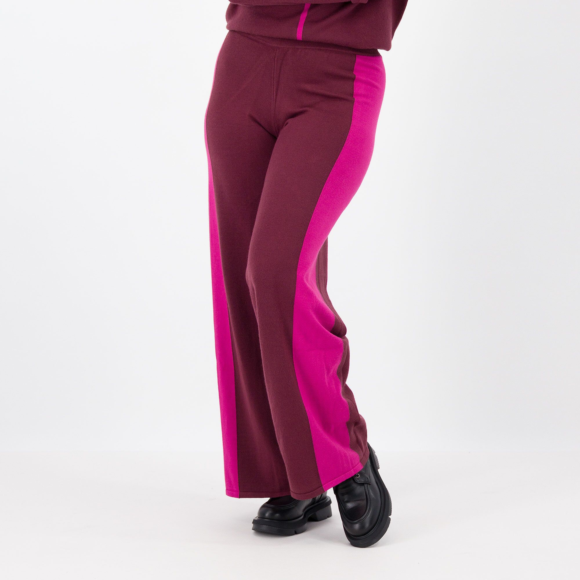 Image of Pantaloni ampi in maglia con bande laterali in contrasto