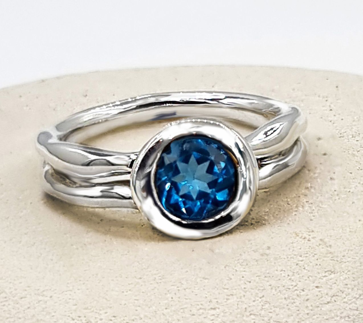 Hagit Sterling Silver Hammered 0.60 cttw Gemsto ne Ring