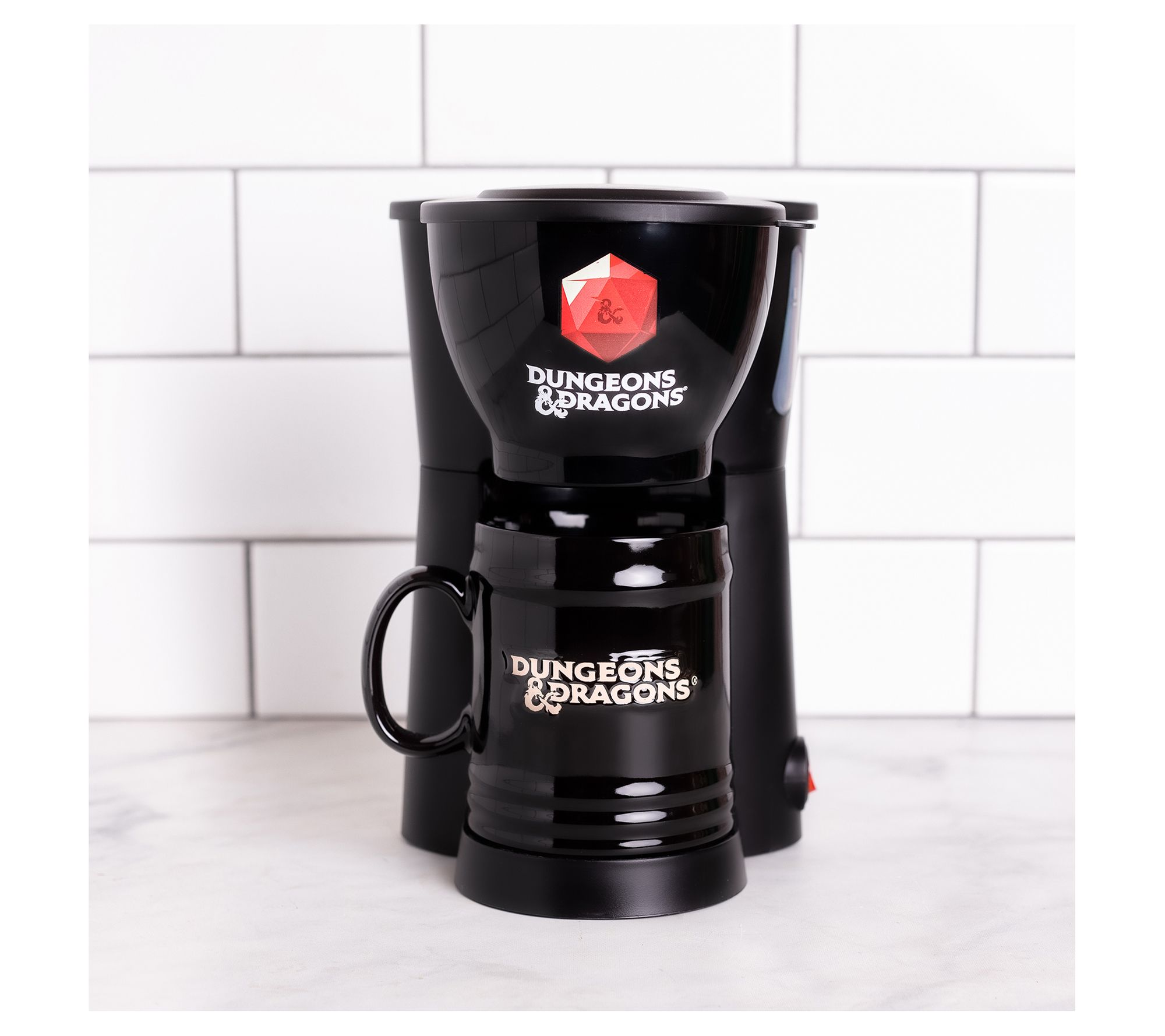 Uncanny Brands Dungeons and Dragons Single Cup Coffee Maker with Mug