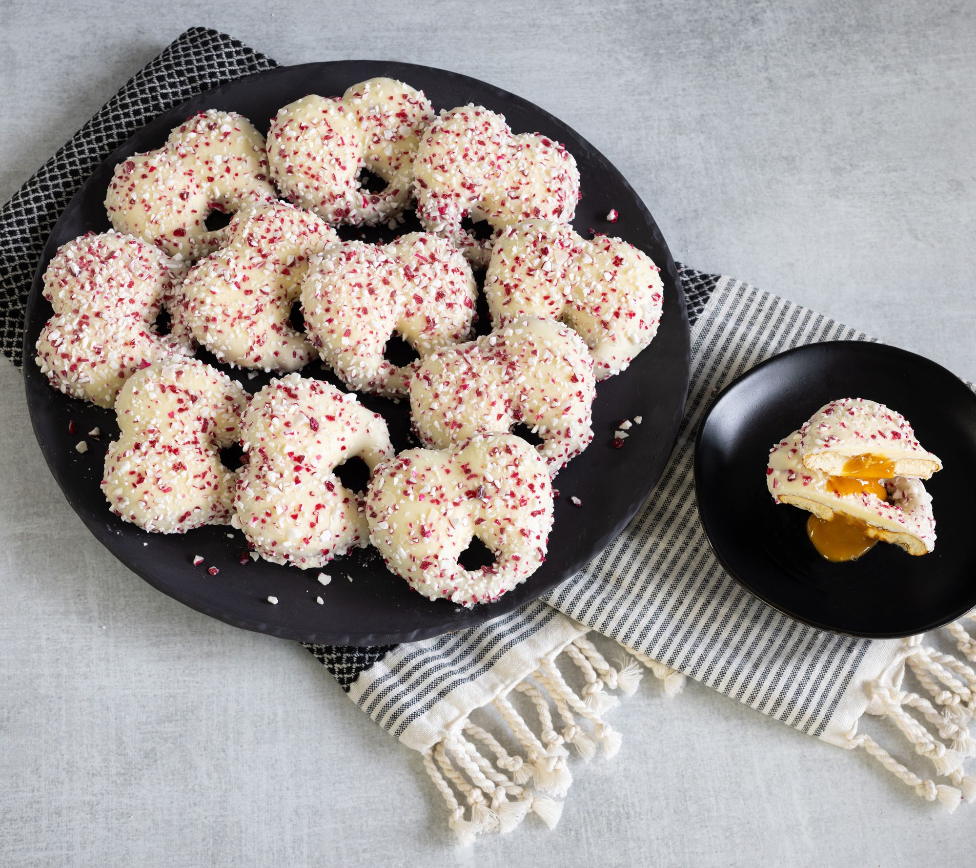 SH12/9 Landies Candies 12 Pc Caramel Peppermint Pretzels