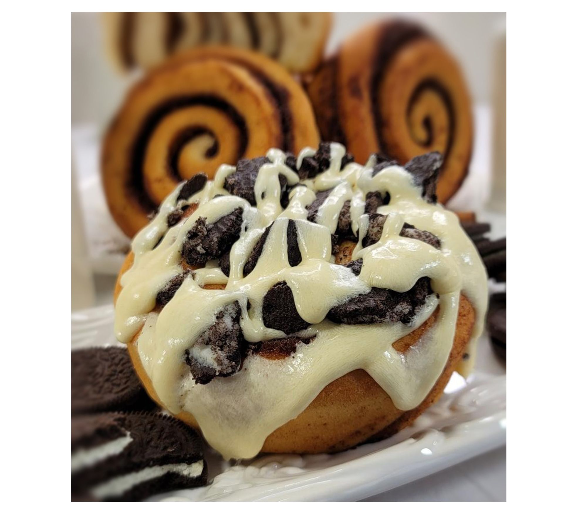 CinnaMom Bakery (12) Individual Cookies n' Cream Cinnamon Roll