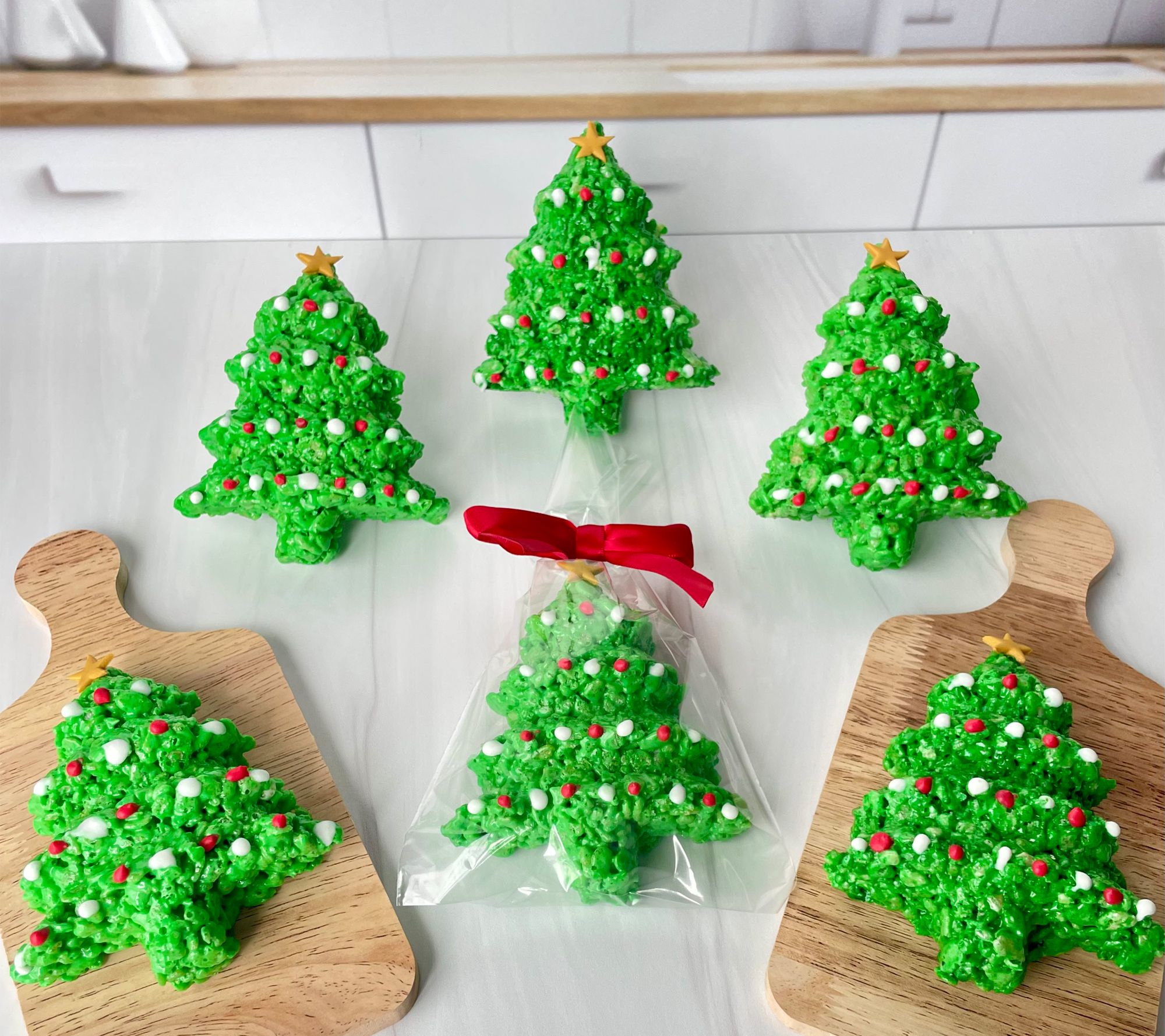 Ships 11/4 Creative Crispies 6 Piece Tree