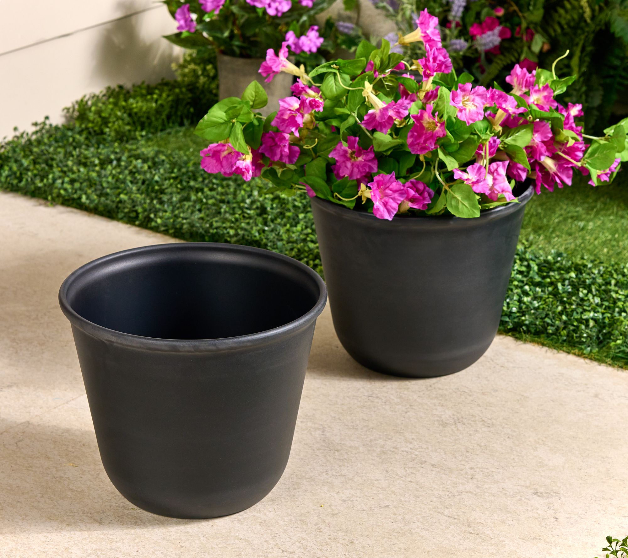 ATLeisure Set of 2 14" Diameter ILLUSION Resin Planters