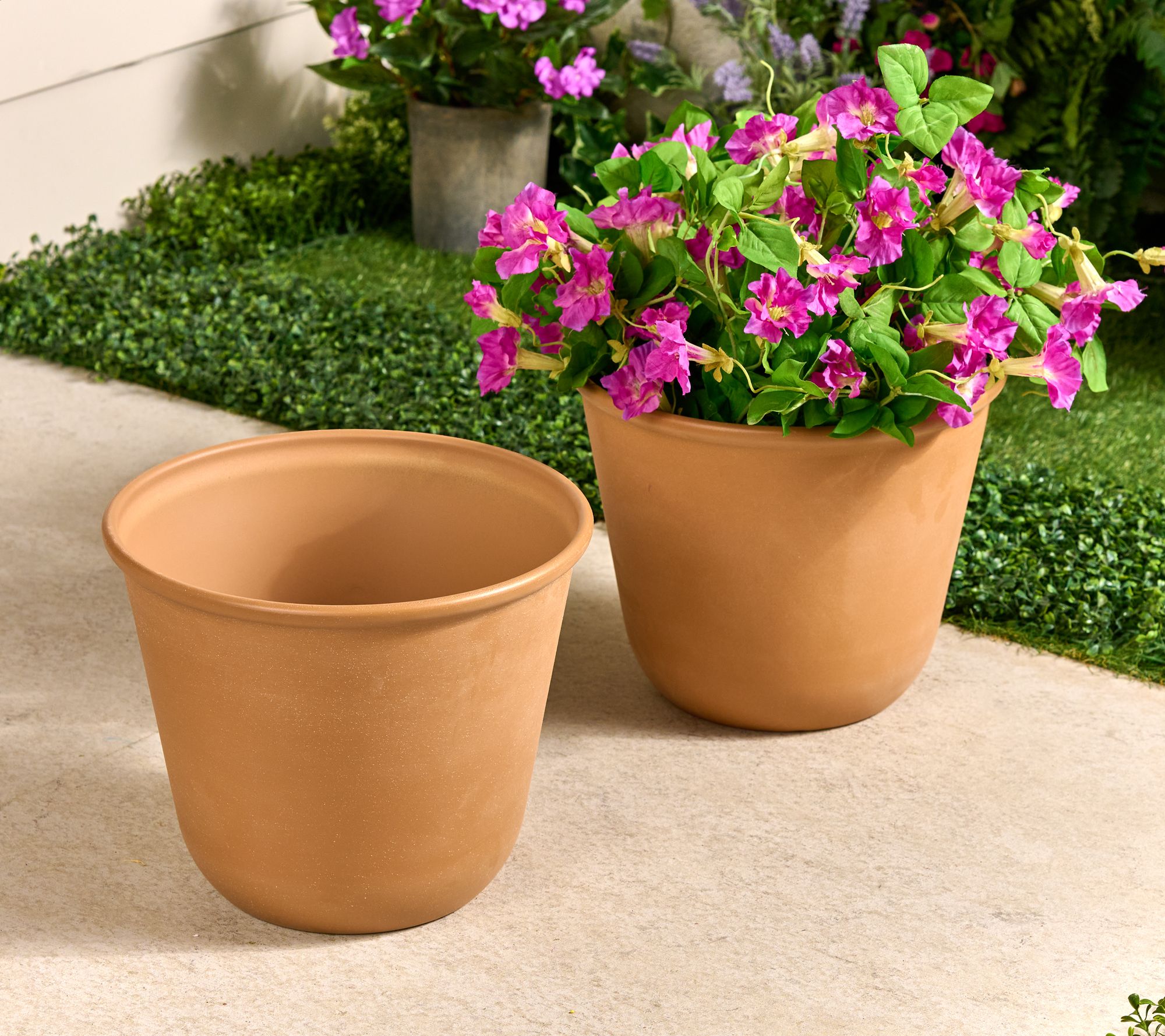ATLeisure Set of 2 14" Diameter ILLUSION Resin Planters
