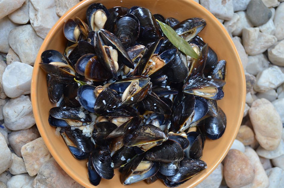 Mussels with Lemon, Garlic, Herbs & Butter