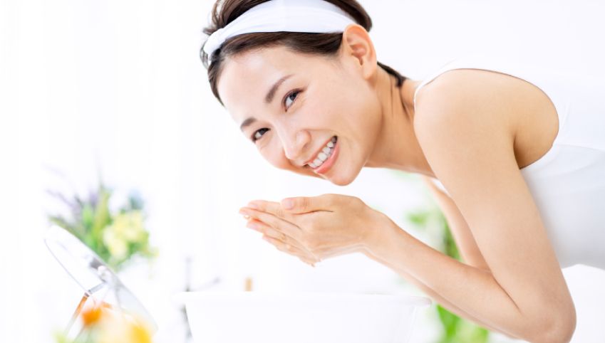 洗顔する女性