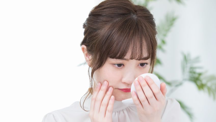 化粧をする女性