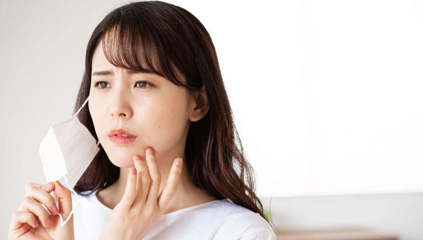 マスクを外す女性