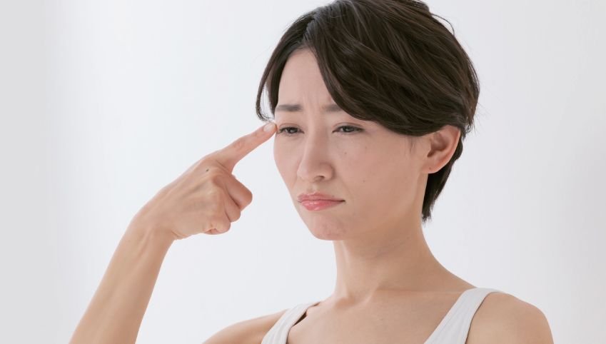 困った顔をする女性