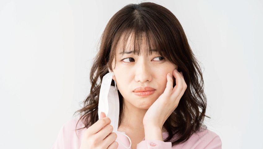 マスクを外す女性