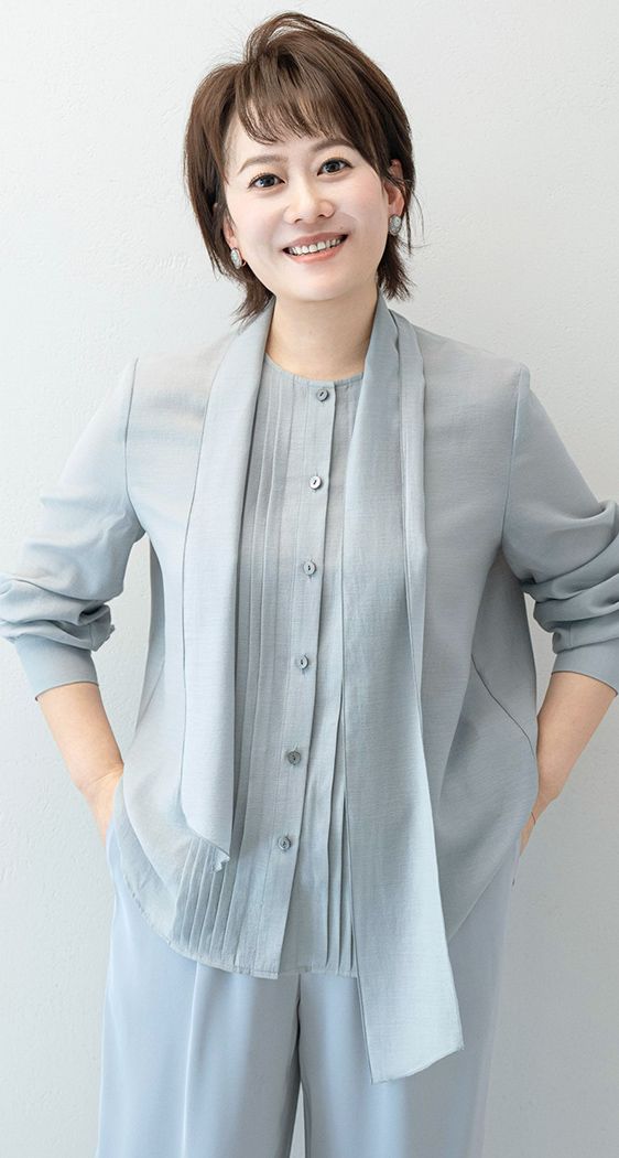 リボン付きタックブラウス