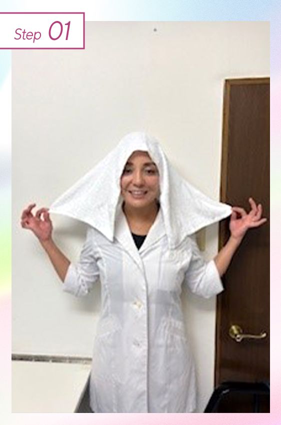 ①タオルを頭にかぶって後ろの両端を持ちます