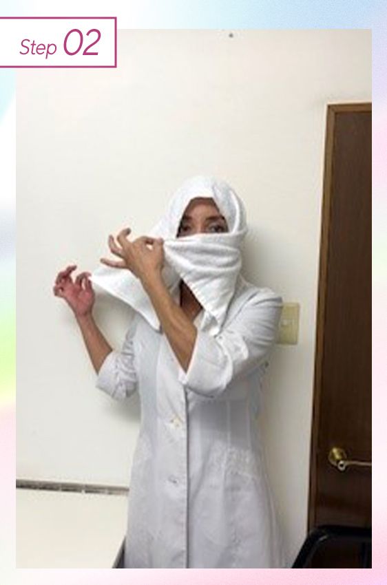 ②外側から折り込んで反対側へ引っ張ります