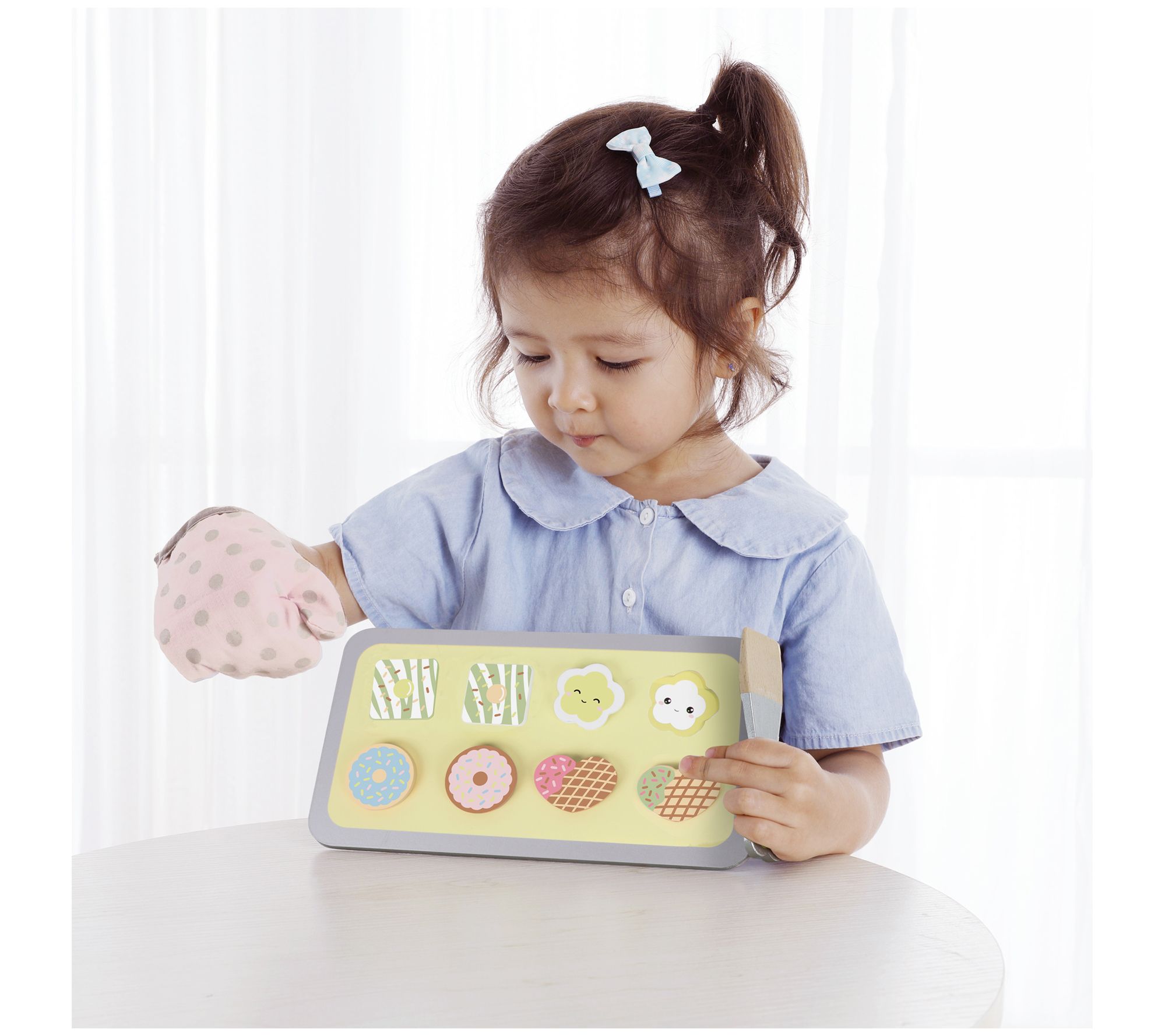 Classic Toy Biscuit Baking Set w Mitten Accesso ry