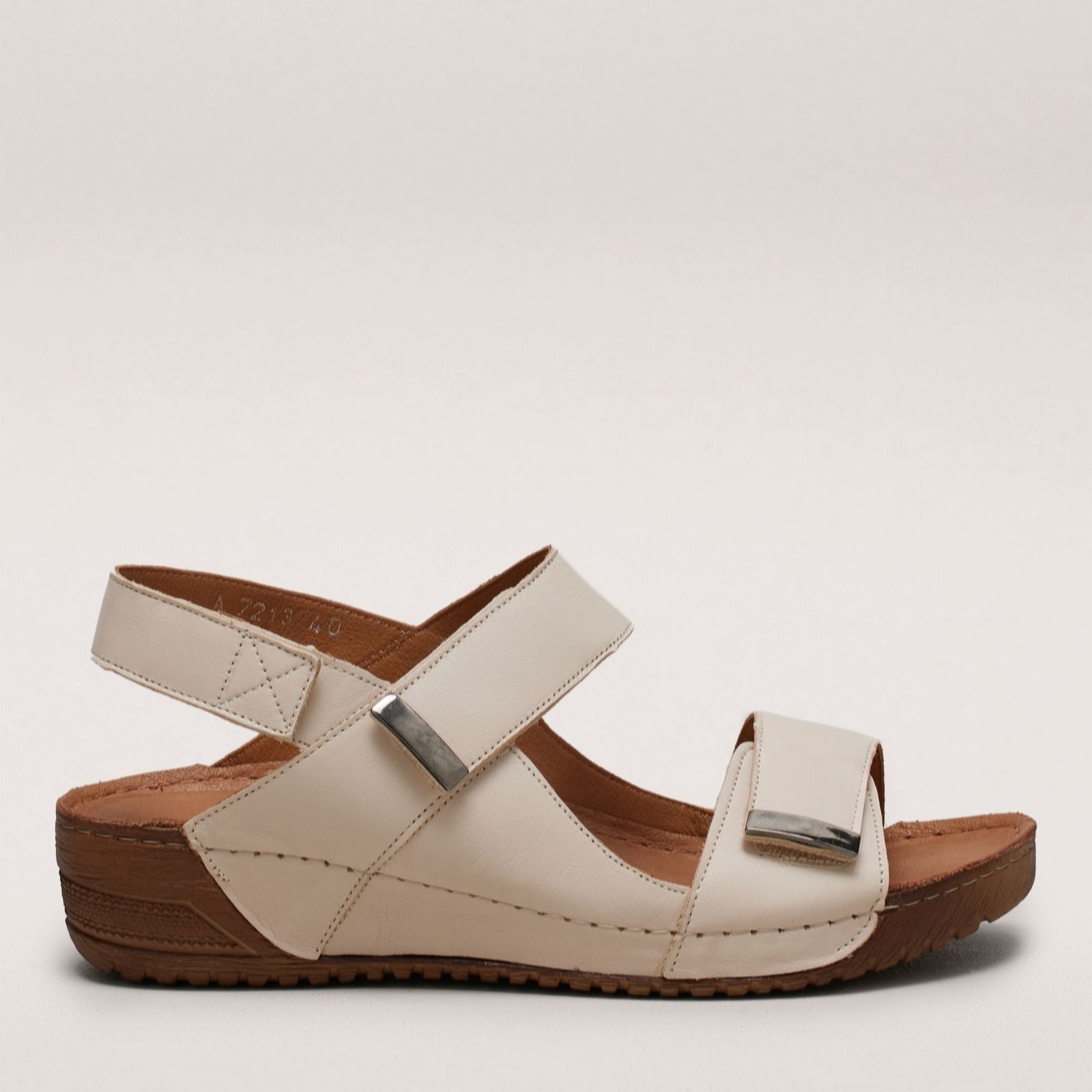 Outlet Adesso Gia Leather Metal Trim Sandal