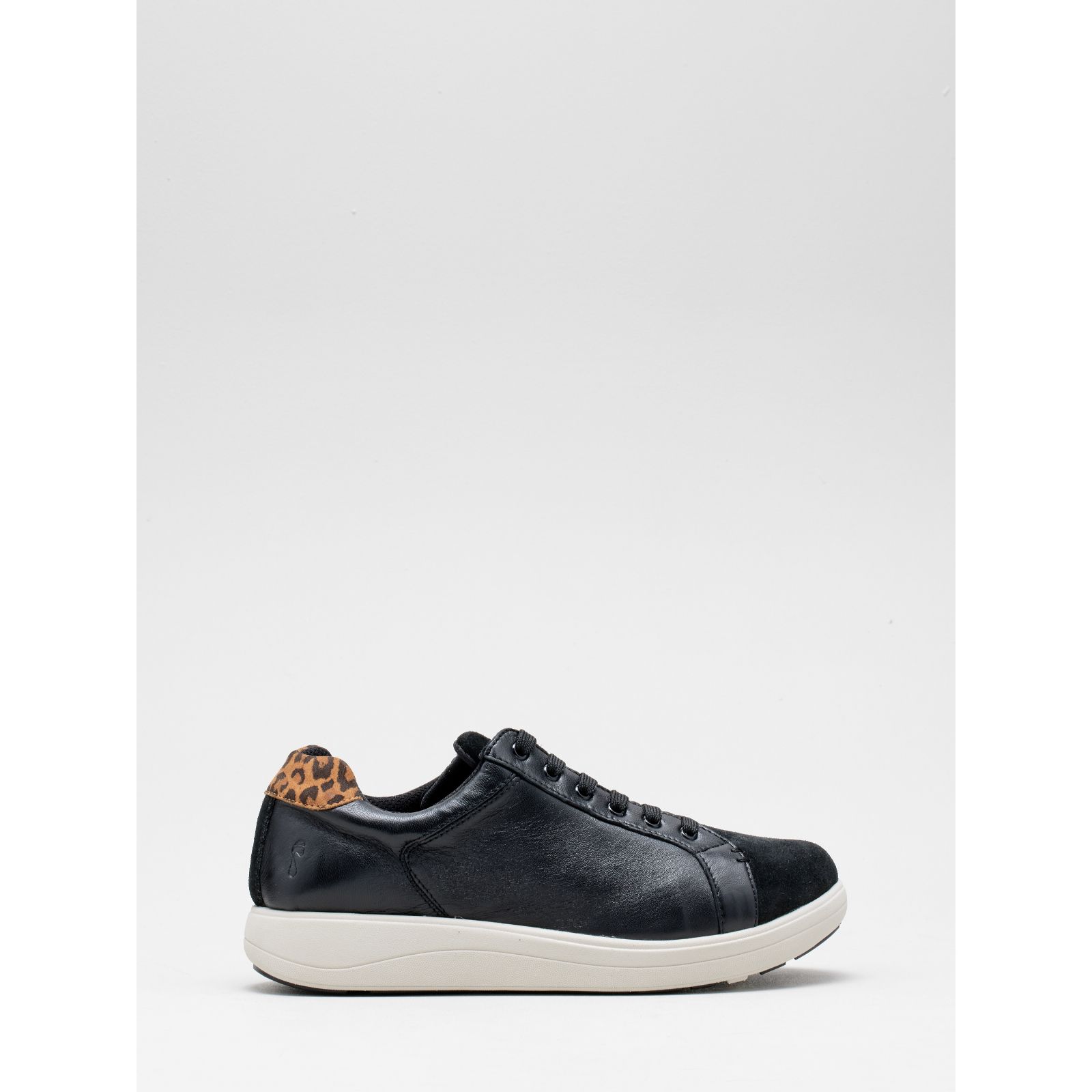 Outlet Strive Dakota Lace-Up Trainer