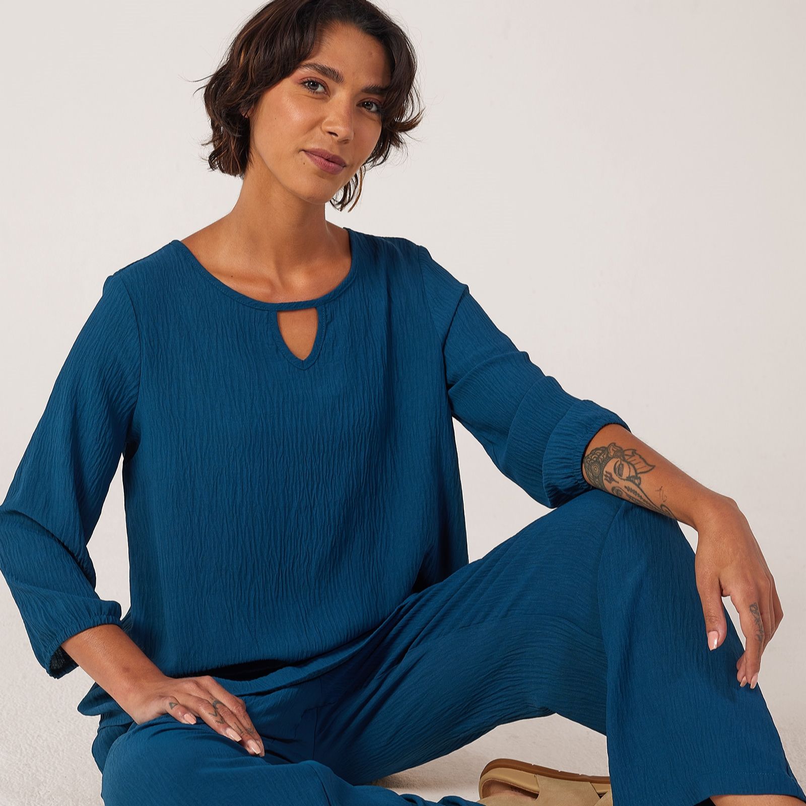 Kim & Co Crinkle Poplin 3/4 Sleeve Keyhole Relaxed Top