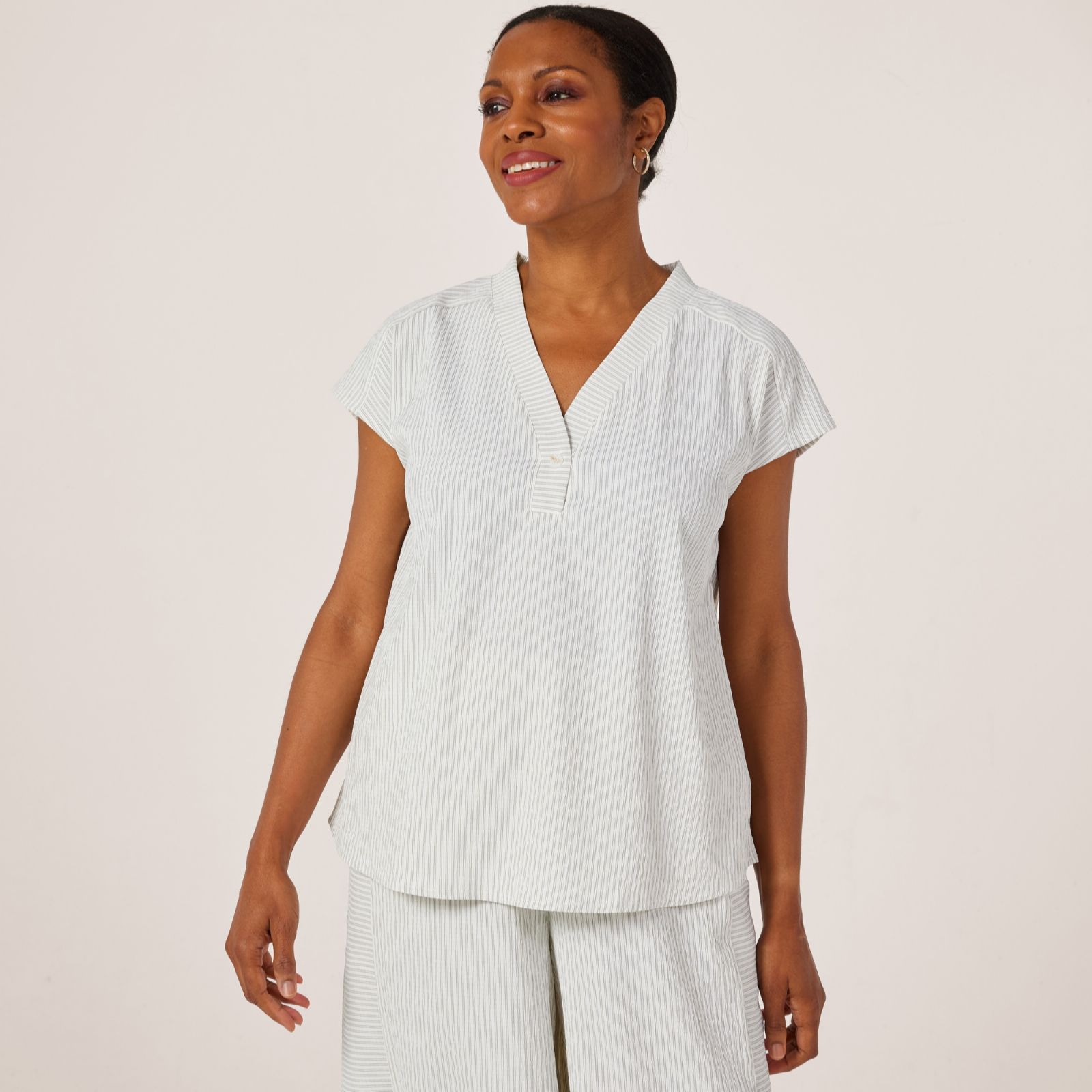 Kim & Co Seersucker Roxy Short Dolman Sleeve Relaxed Top