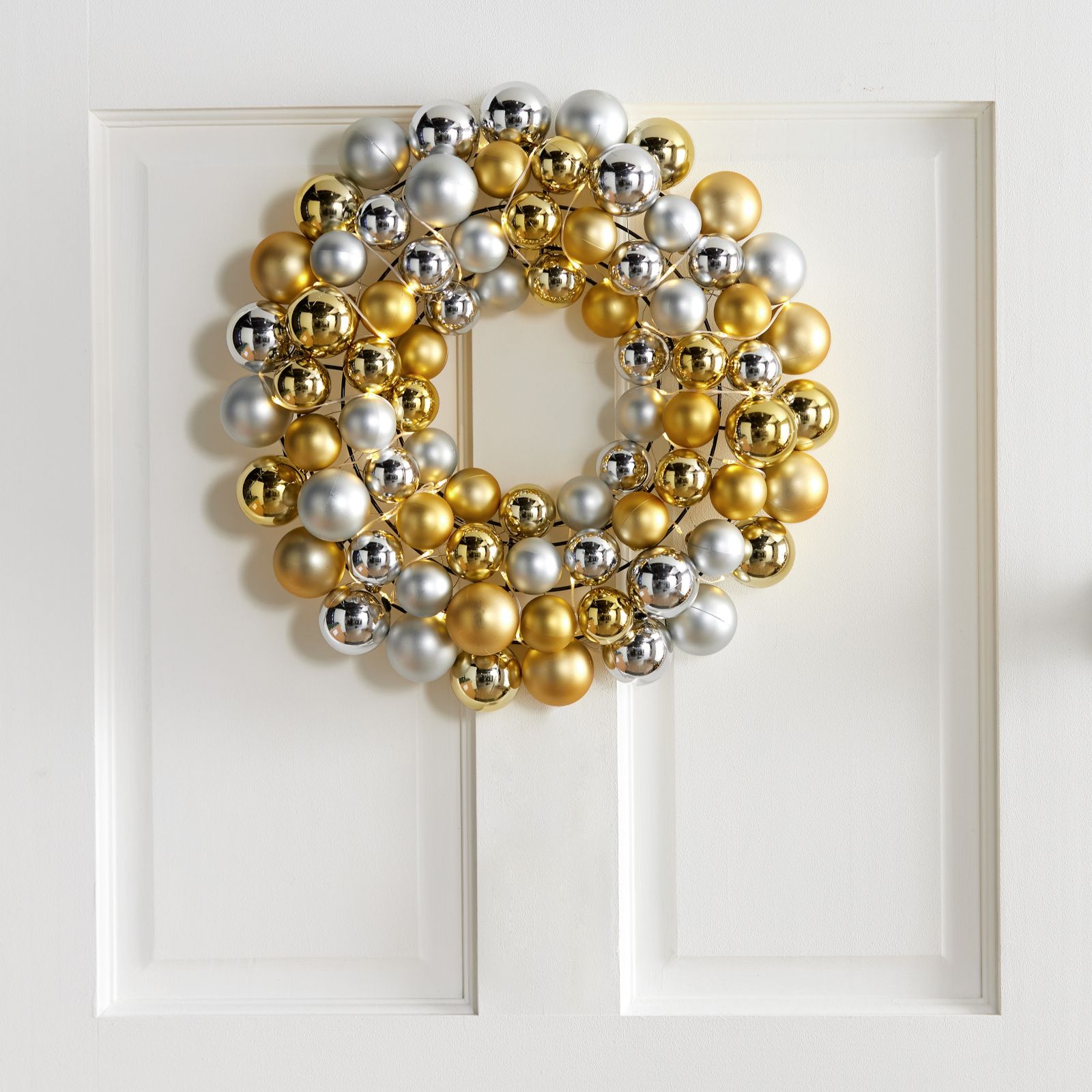 Home Stories 40cm Pre Lit Shatterproof Bauble Wreath