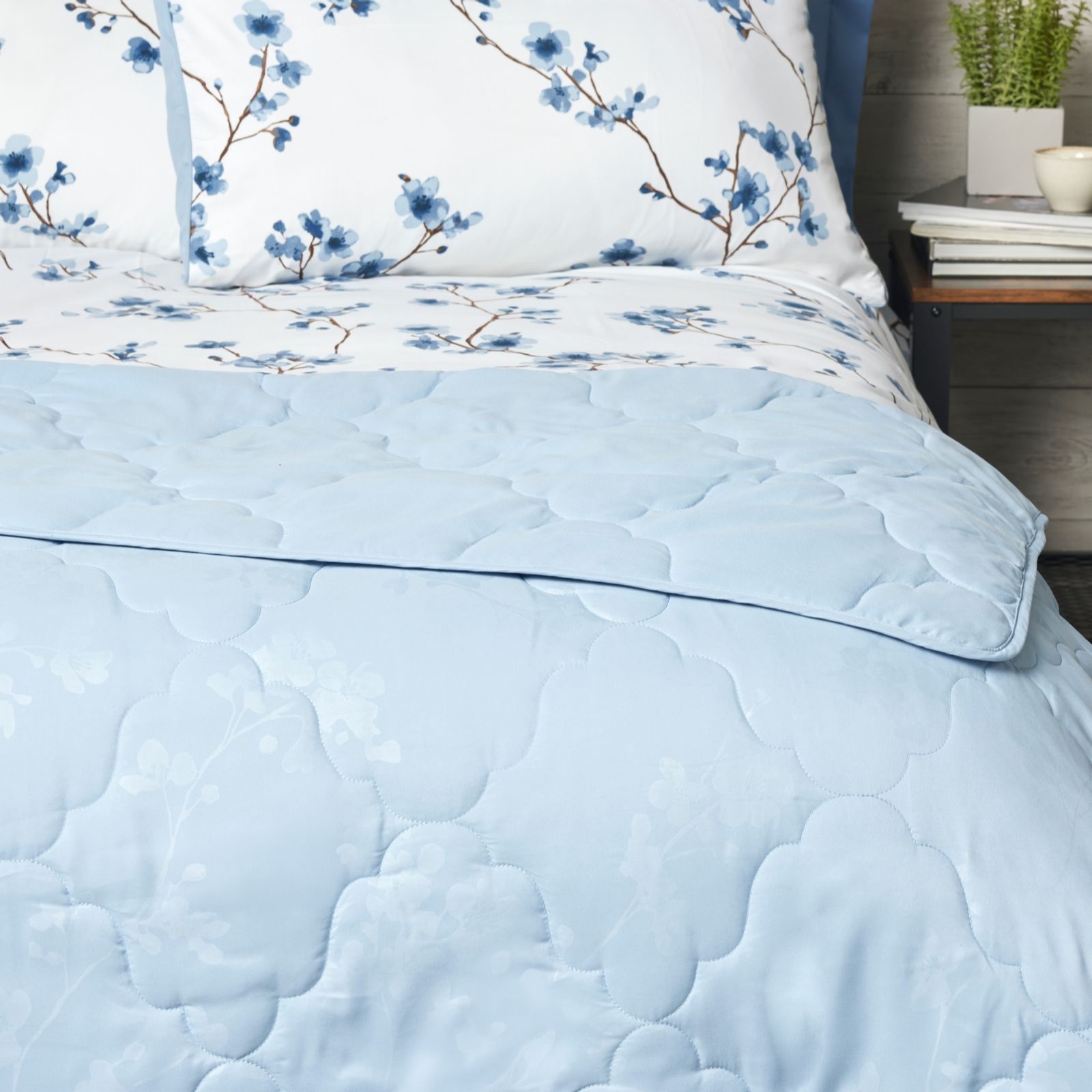 Outlet Cozee Home Quilted Embossed Botanical Print Throw