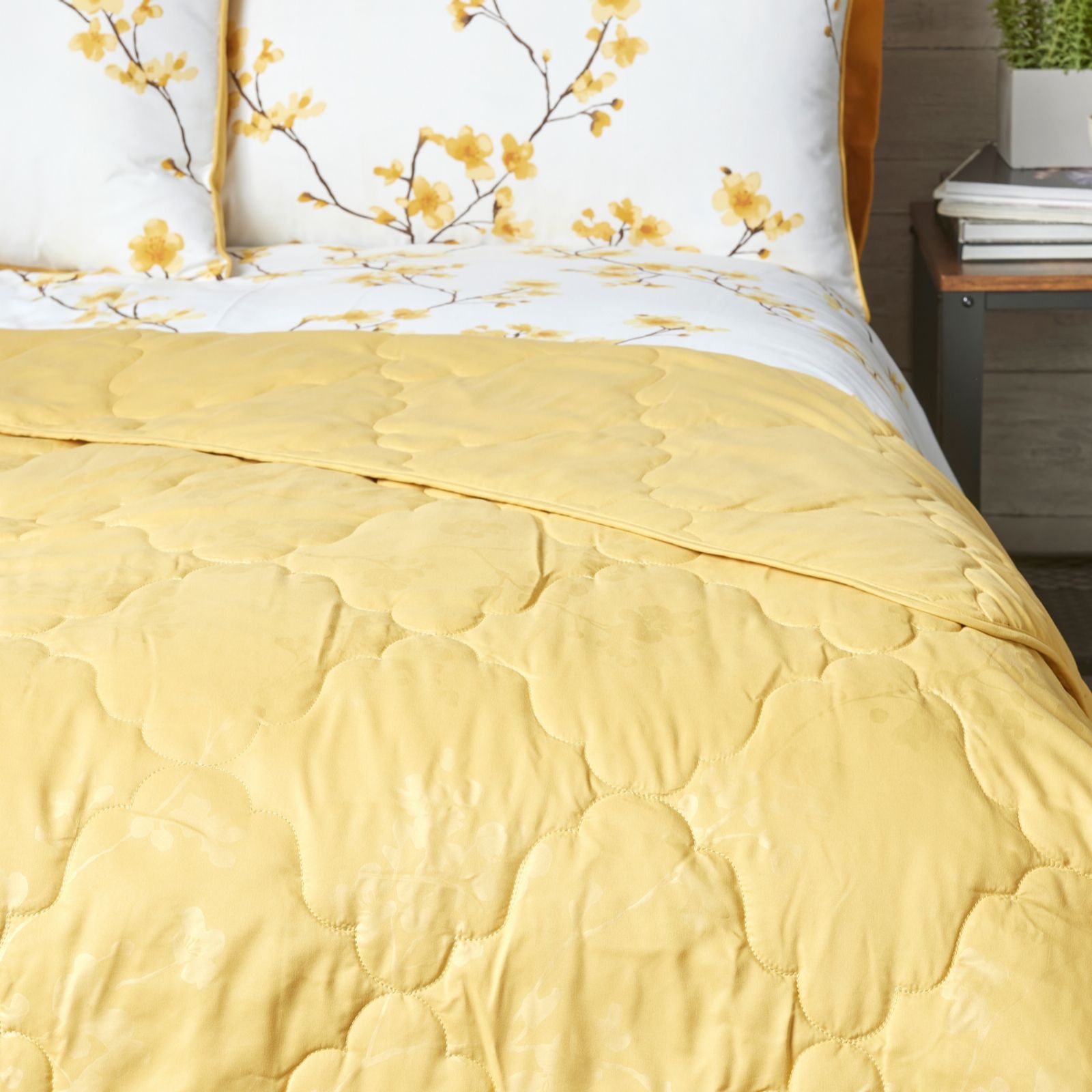Outlet Cozee Home Quilted Embossed Botanical Print Throw