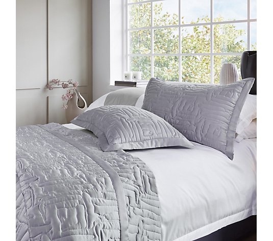K by Kelly Hoppen Abstract Geo Bedspread and Set of 2 Shams