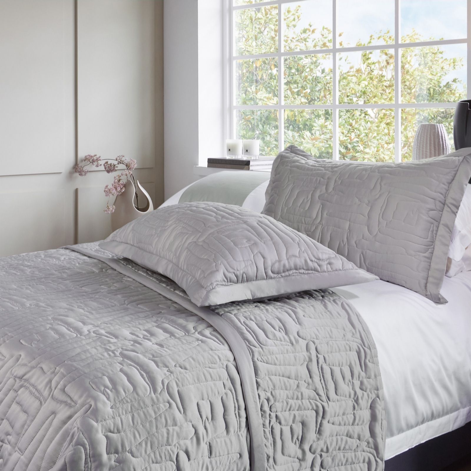 K by Kelly Hoppen Abstract Geo Bedspread and Set of 2 Shams