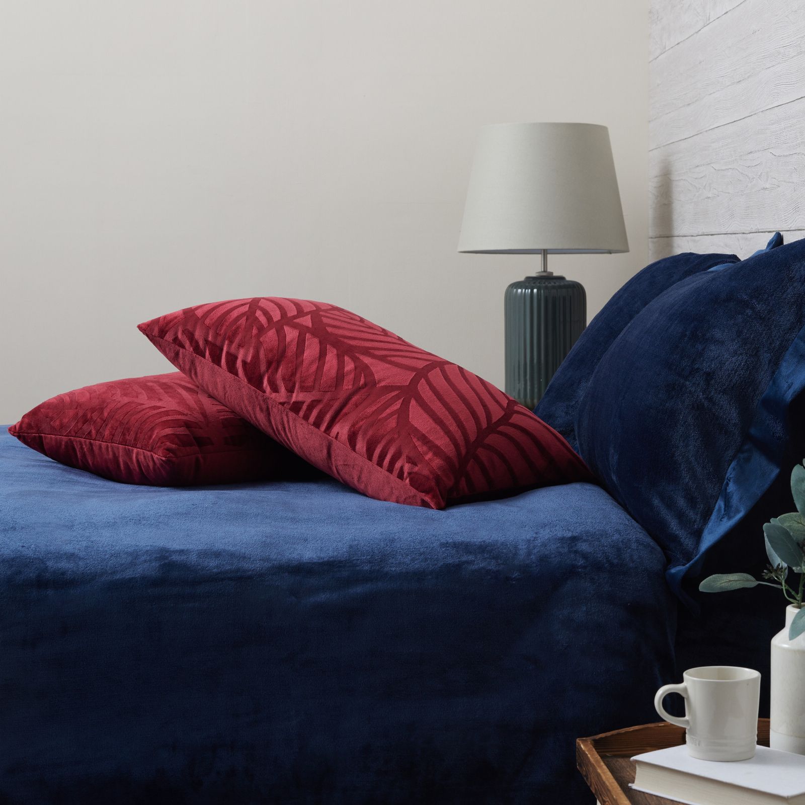 Outlet Cozee Home Leaf Velvet Cushion