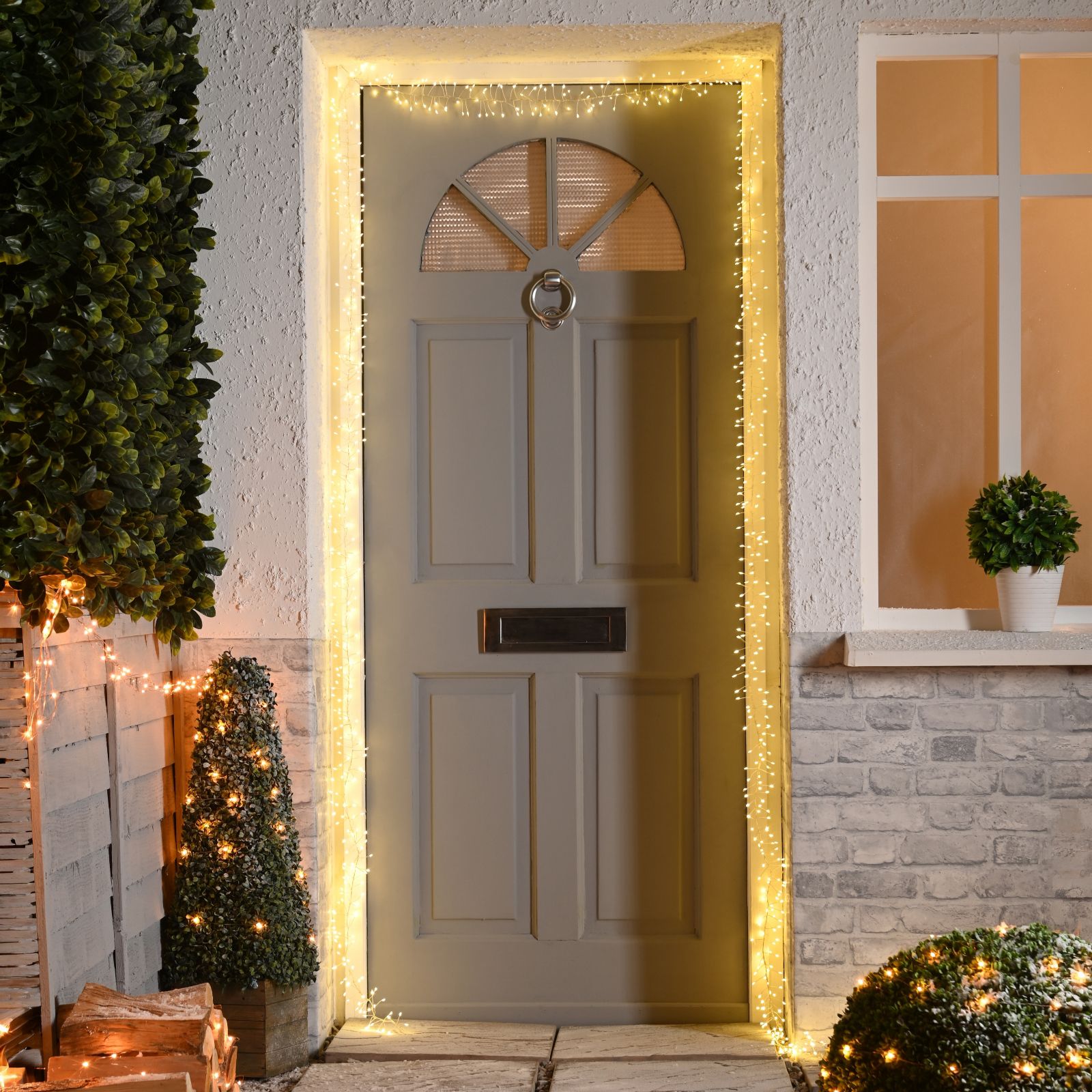 Outlet Festive Indoor/Outdoor Door Garland 880 LED Lights with Hooks