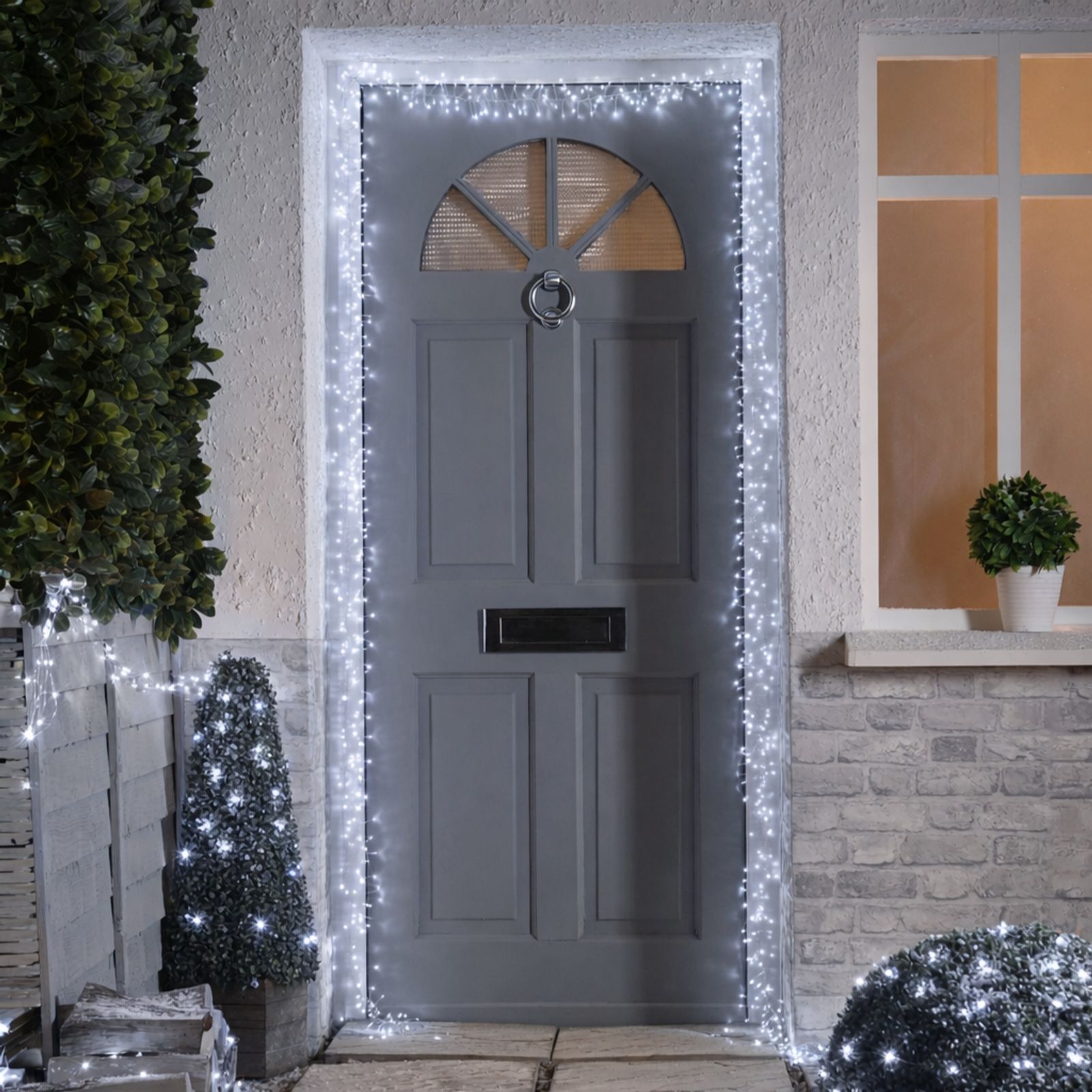 Outlet Festive Indoor/Outdoor Door Garland 880 LED Lights with Hooks